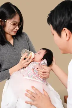 엄마와 아빠가 채원이에게 우유를 먹이는 모습
